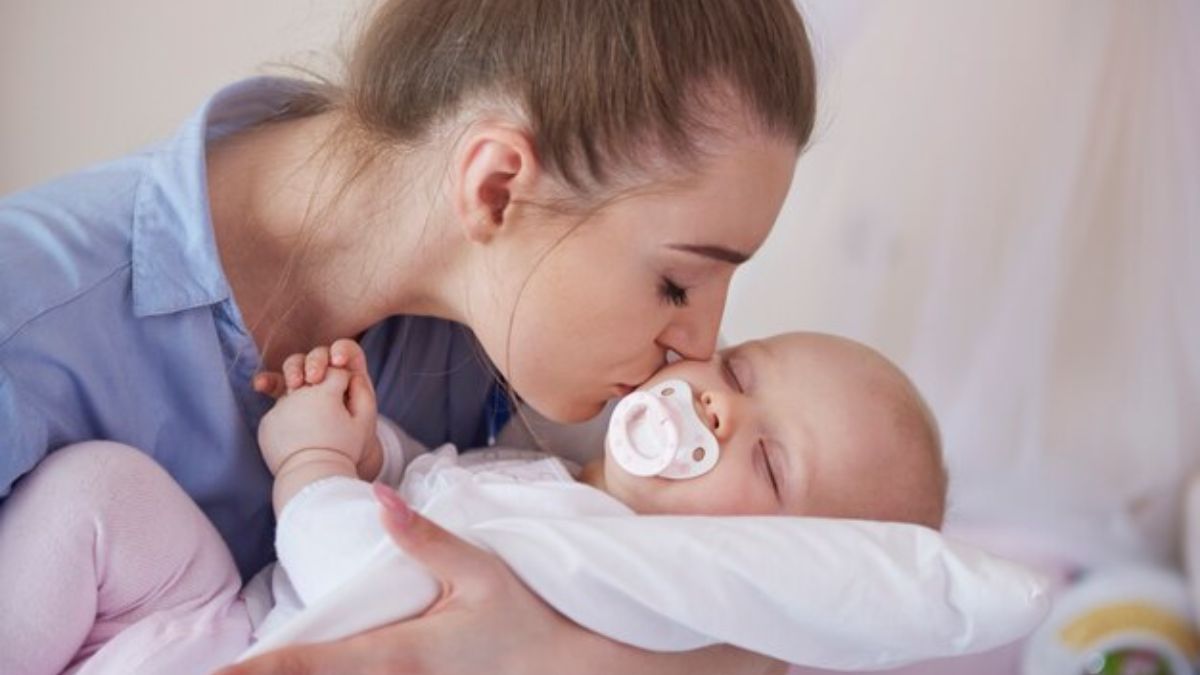 Newborn Baby Kissing: பிறந்த குழந்தைக்கு முத்தமிடுவதில் இவ்வளவு சிக்கல்கள் இருக்கா?